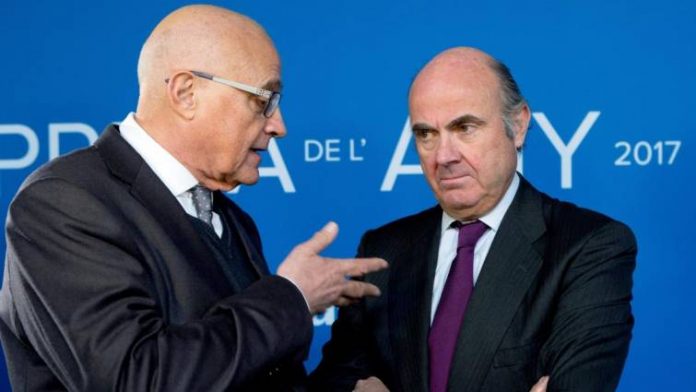 El presidente del Sabadell, Josep Oliu, con el vicepresidente del BCE, Luis de Guindos.