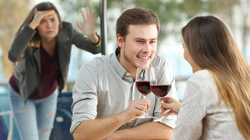 Pareja tomando una copa