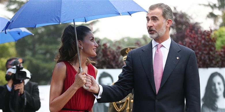 Felipe VI con un paraguas