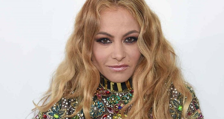 Paulina Rubio al igual que Shakira confiando en la santeria