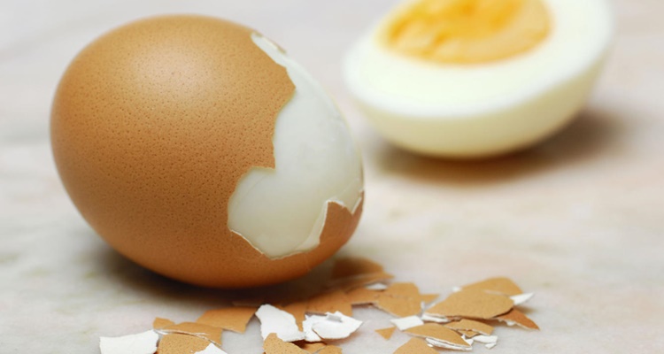 Una manera facil de pelar huevos