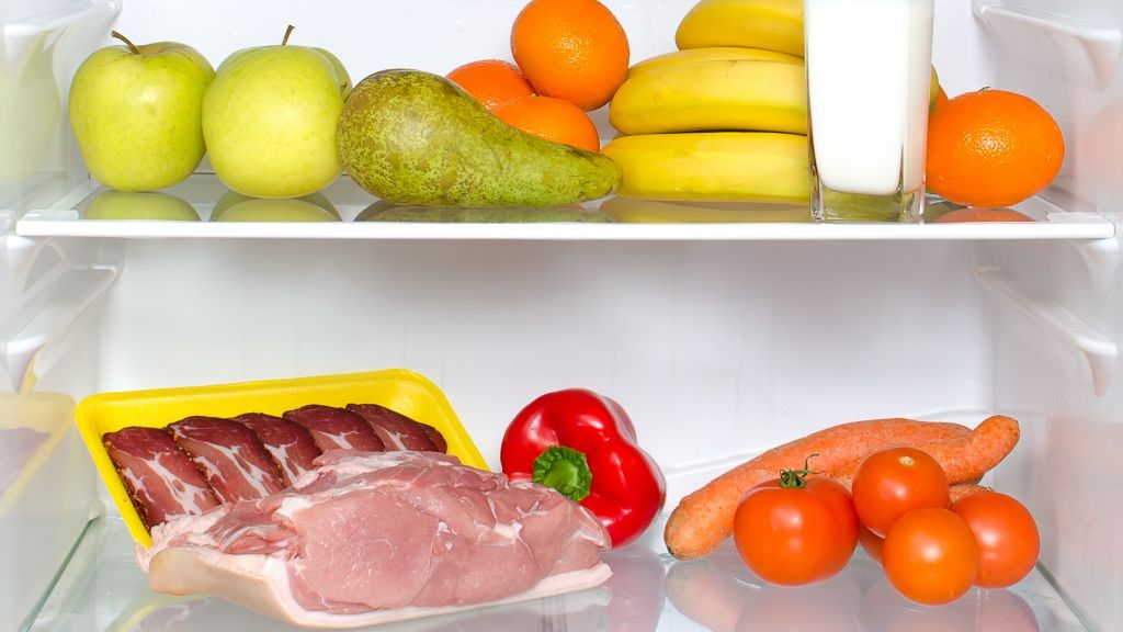 Alimentos que siempre debes guardar en la nevera (y no lo sabías)