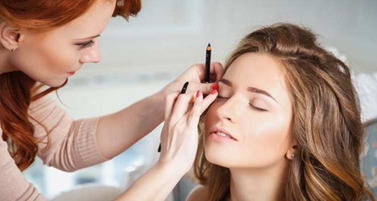 Negocios, ama de casa: complementa tu trabajo como servicio de belleza