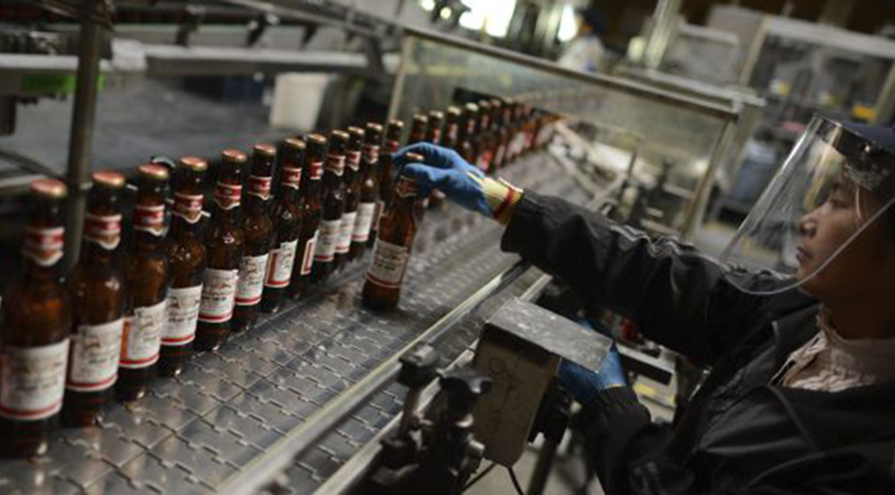 AB InBev impulsa casi un 50% sus ganancias, pero recorta previsiones