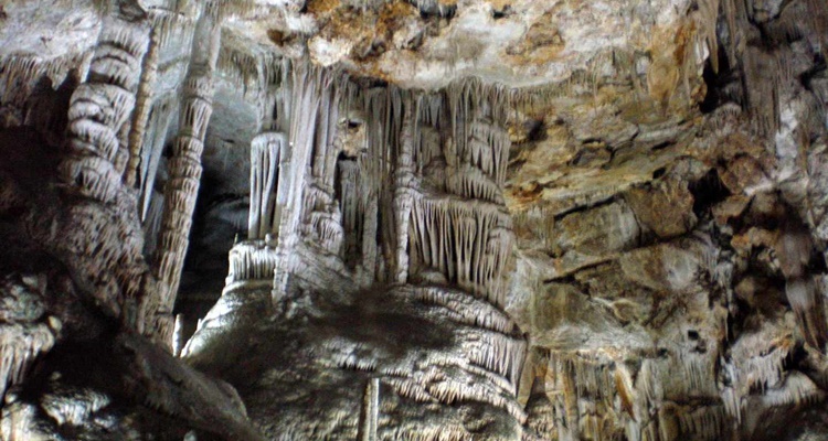 10 cuevas en España impresionantes no aptas para claustrofóbicos