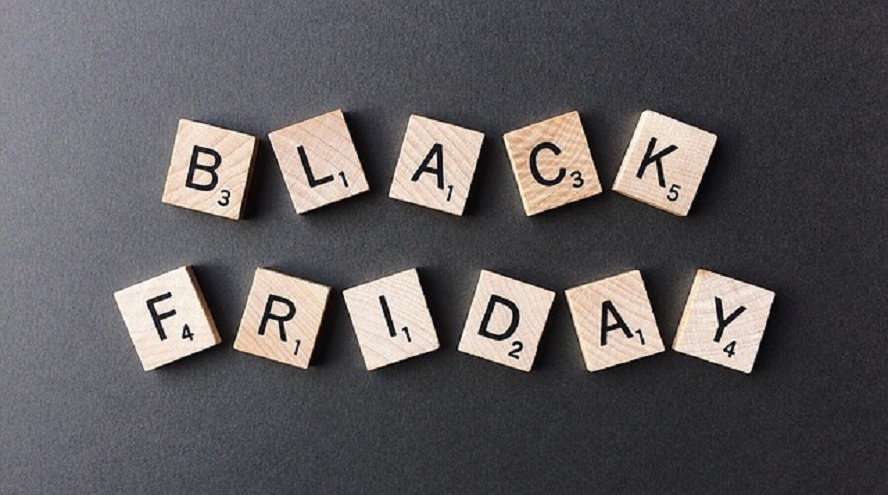 Omnisend Research muestra que el correo electrónico sigue siendo el principal canal para las campañas de Black Friday, mientras que el SMS gana terreno con 2000% + ROI