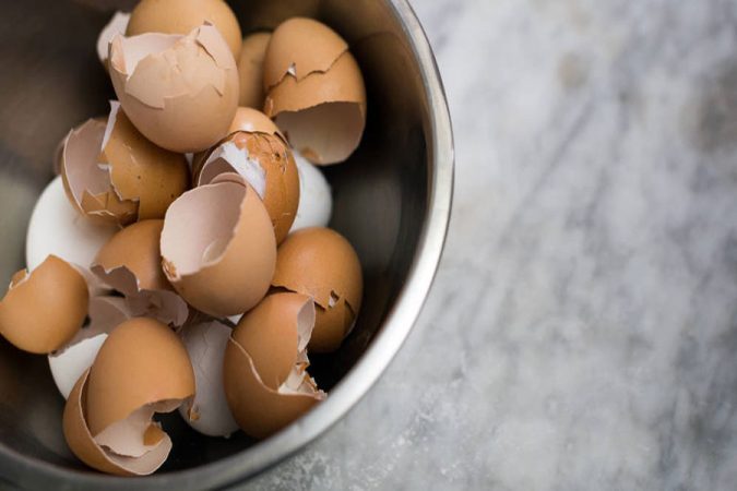 mondas de patatas, cáscaras de huevos, lo que no se debe de tirar a la basura