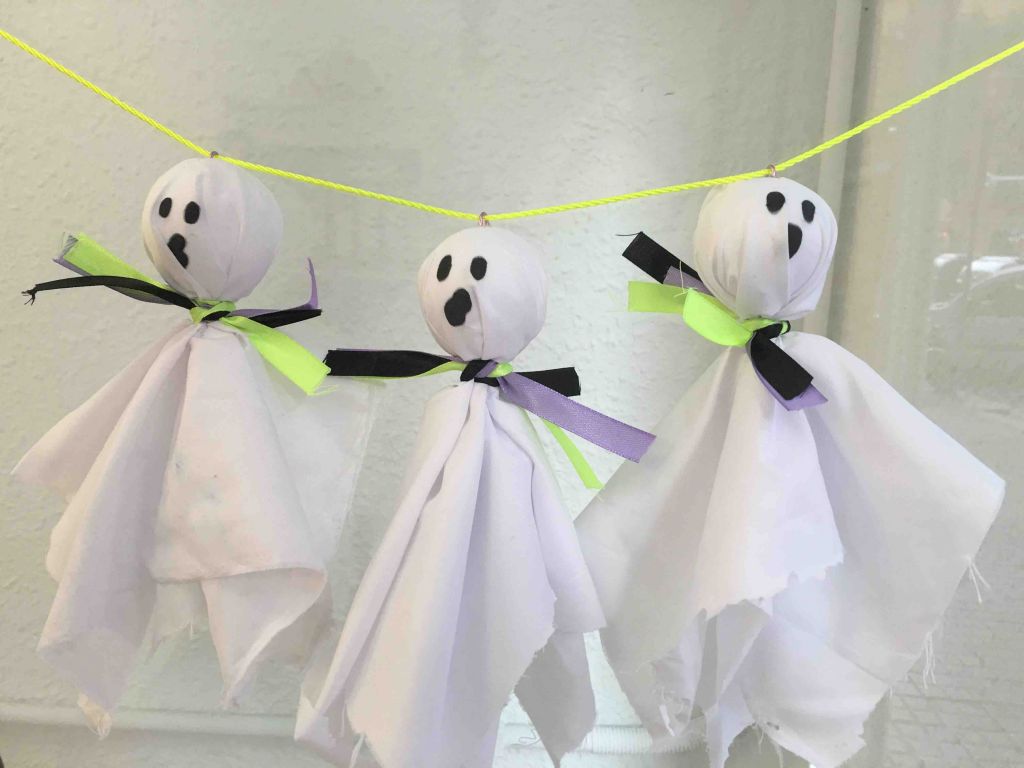 Fantasmas hechos con manualidades