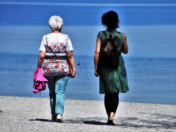 Dos mujeres caminando por la playa: Viajes del Imserso 2019