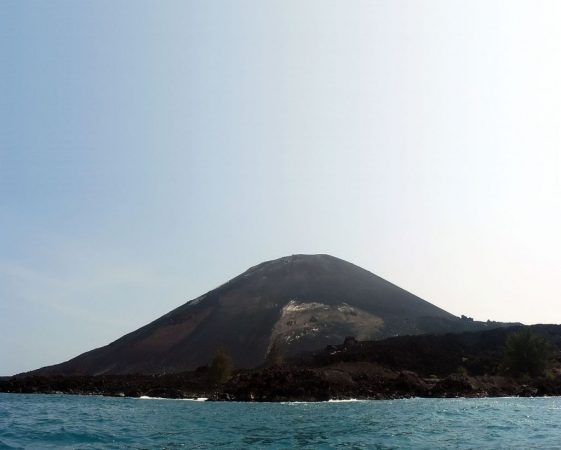 Krakatoa visto desde el mar
