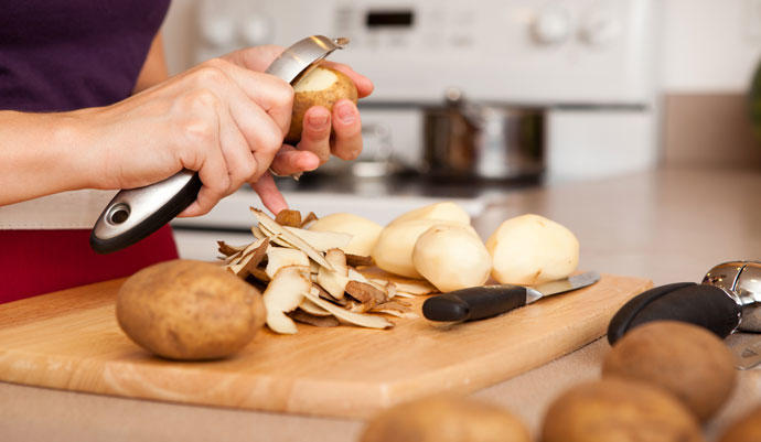 mondas de patatas, cáscaras de huevo, lo que no se debe de tirar a la basura