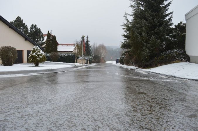 hielo en la carretera