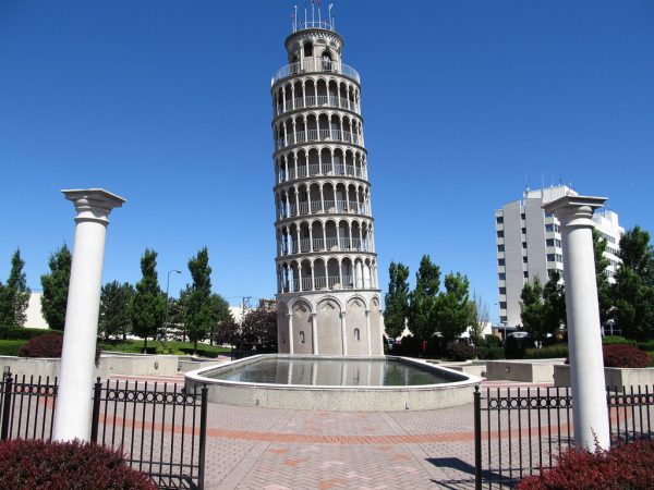 La Alhambra, Puerta del Sol de Madrid,... así son las réplicas de monumentos en otras ciudades 7 Merca2.es Torre de Pisa de NIles