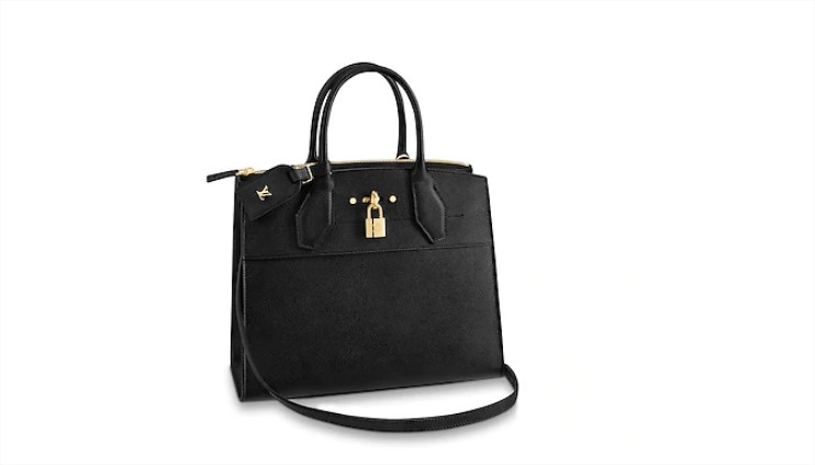 El bolso City Steamer MM es una creación de Nicolas Ghesquière inspirada en la antigua maleta Steamer de los archivos históricos de la Maison. Este nuevo clásico de Louis Vuitton se ha elaborado en piel de becerro granulada, y luce unos refinados detalles distintivos, como los característicos acabados de las anillas para las asas, el candado grabado y unos discretos logotipos LV. Se completa con dos asas Toron, que permiten llevarlo con total comodidad en la mano o en el codo, y una bandolera extraíble para colgarlo al hombro. Un modelo exquisito y discreto con un interior espacioso, ideal para el día a día o para la oficina.