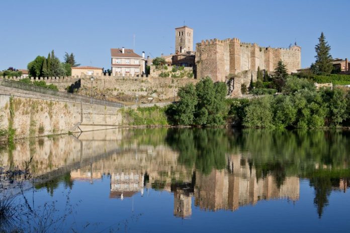 pueblos medievales más bonitos de Madrid, Buitrago de Lozoya España - amurallados