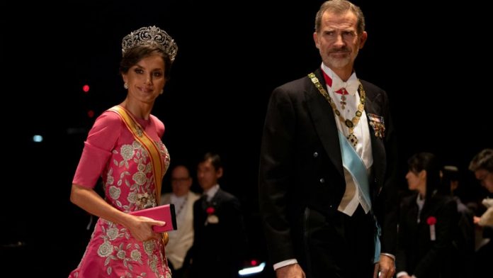 Letizia y Felipe en Japón. Prendas fetiche Exclusividad de los trajes del rey.