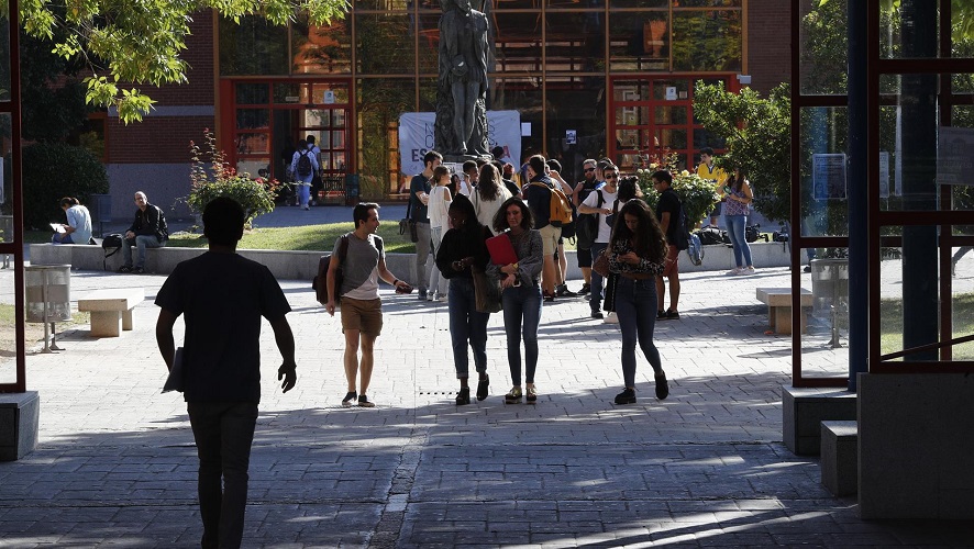 Santander lanza su décima edición de becas para universitarios