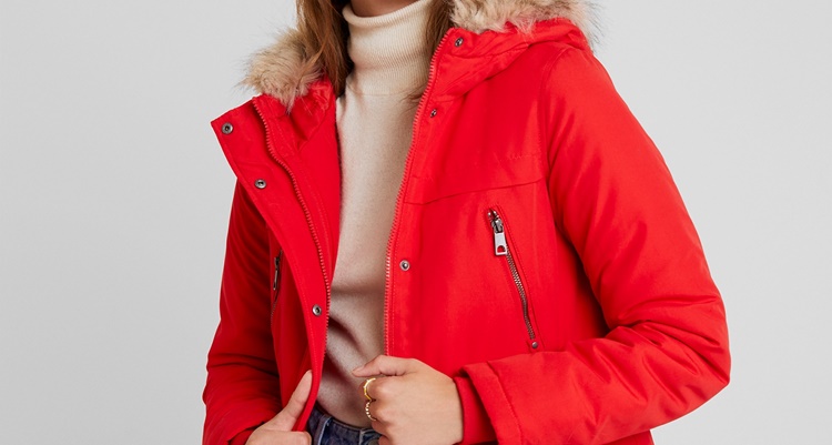Una parka roja para abrigar el invierno