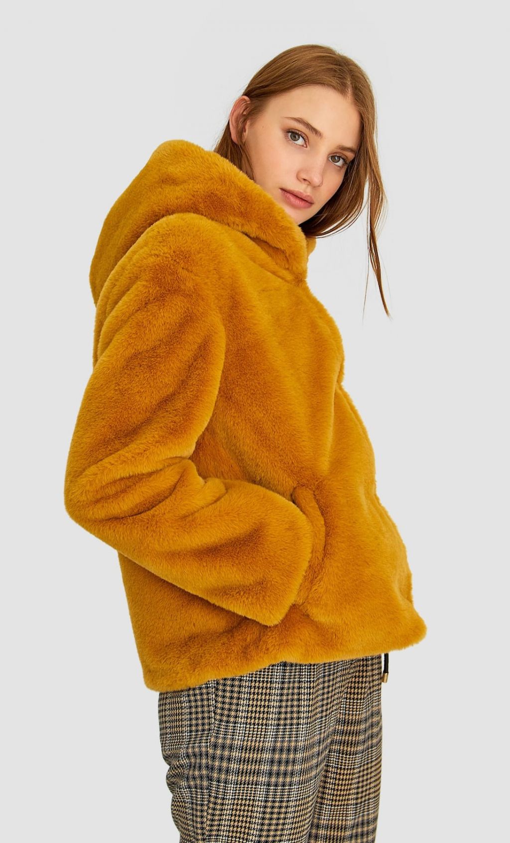 Cazadora estilo borreguito con capucha