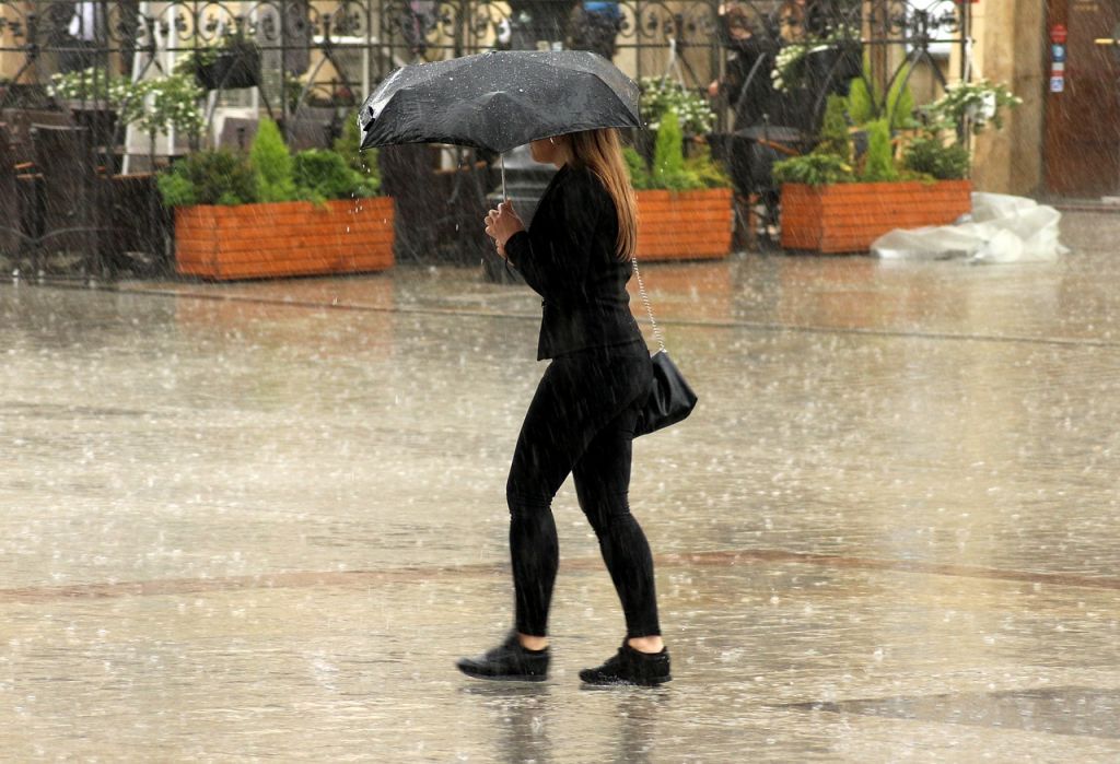 bajo la lluvia