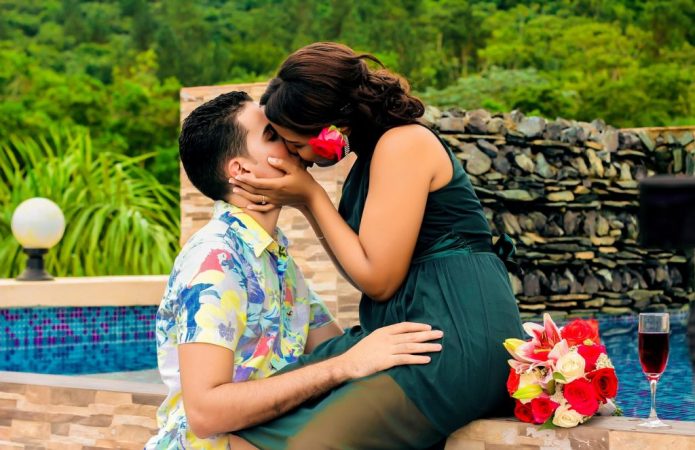 Muestras de afecto que reavivan la llama en la pareja 6 Merca2.es besar a tu pareja