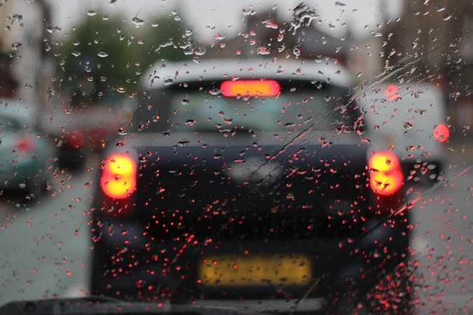 conducir coche lluvia intensa