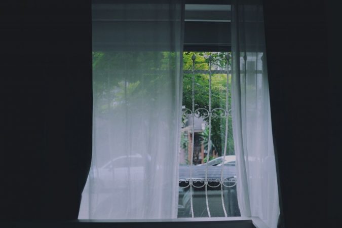 habitación con ventanas