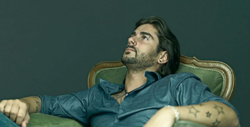 Melendi sentado