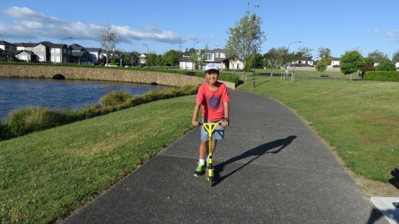 Niño en patinete