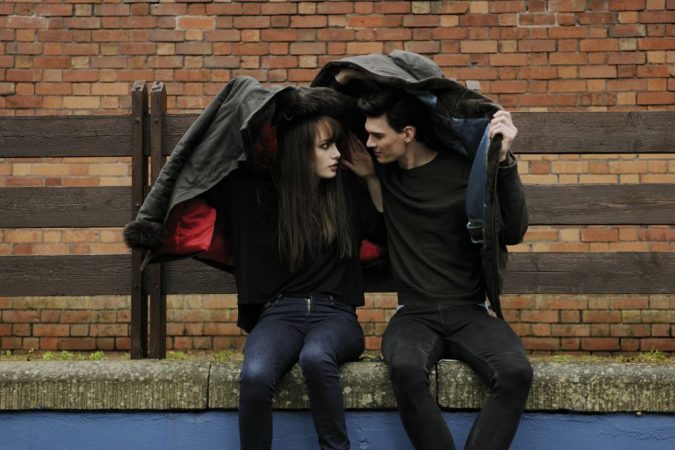 pareja bajo la lluvia