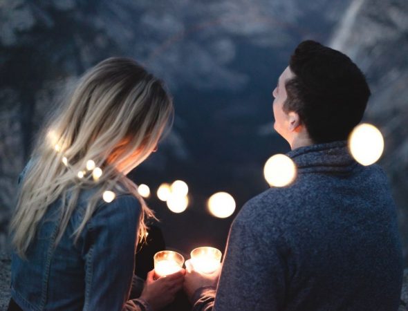 pareja con velas