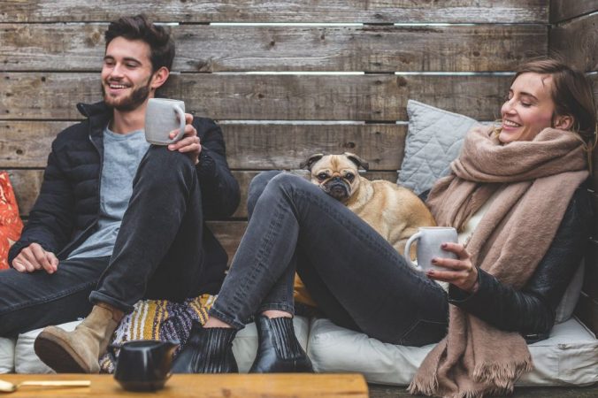 pareja de enamorados sentados