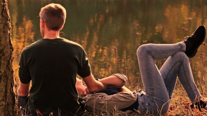 pareja en el campo