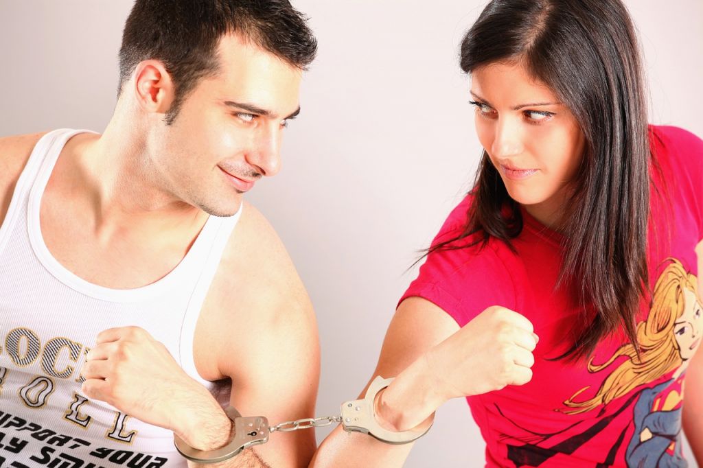 La animosidad de los hombres a los juguetes eróticos en el sexo
