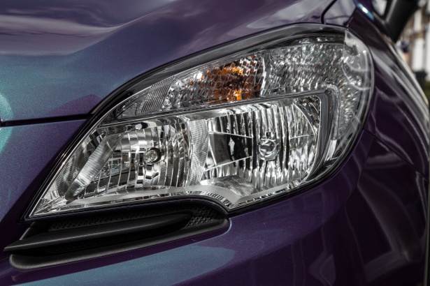 Deslumbra a los demás: cómo pulir los faros de tu coche