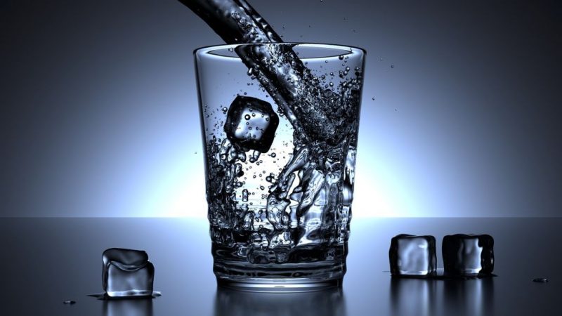 vaso de agua contra grasa