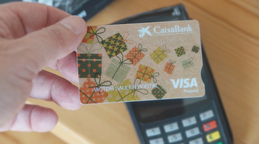 CaixaBank lanza tarjetas biodegradables para favorecer la lucha contra el cambio climático