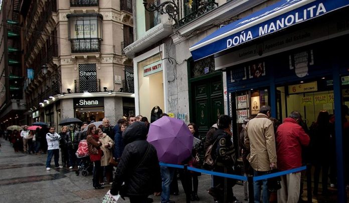 Las típicas colas de diciembre de Doña Manolita en Madrid