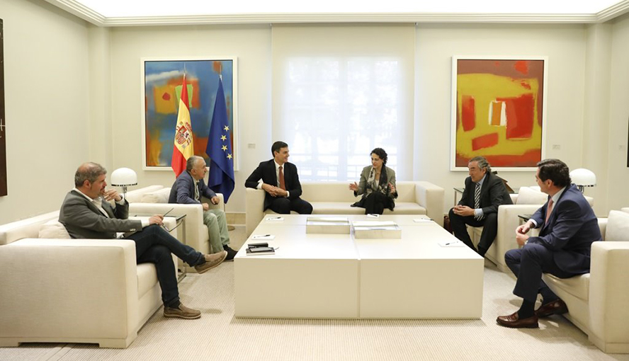 Sánchez escuchará a los agentes sociales antes de subir el SMI
