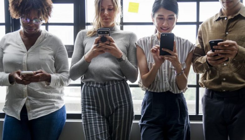 aislamiento social: personas con móviles