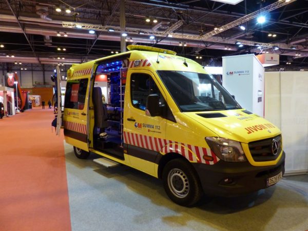 Esta es la nueva normativa de la DGT que ayudará a salvar miles y miles de vidas 8 Merca2.es ambulancia