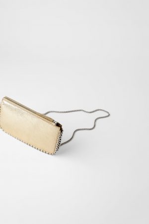 Zara: los bolsos de fiesta que acompañarán a tus mejores looks 5 Merca2.es Bandolera estilo cartera con tachas