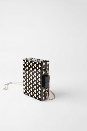 Zara: los bolsos de fiesta que acompañarán a tus mejores looks 3 Merca2.es Bolso de mano con tachas