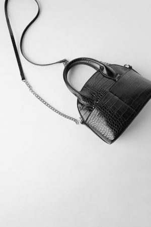 Zara: los bolsos de fiesta que acompañarán a tus mejores looks 1 Merca2.es Bolso mini bowling de Zara