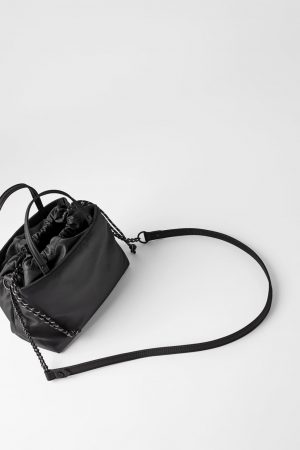 Zara: los bolsos de fiesta que acompañarán a tus mejores looks 4 Merca2.es Bolso City Mini de Zara
