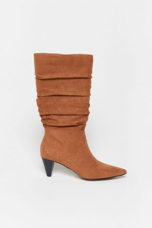 Bota de tacón arrugada