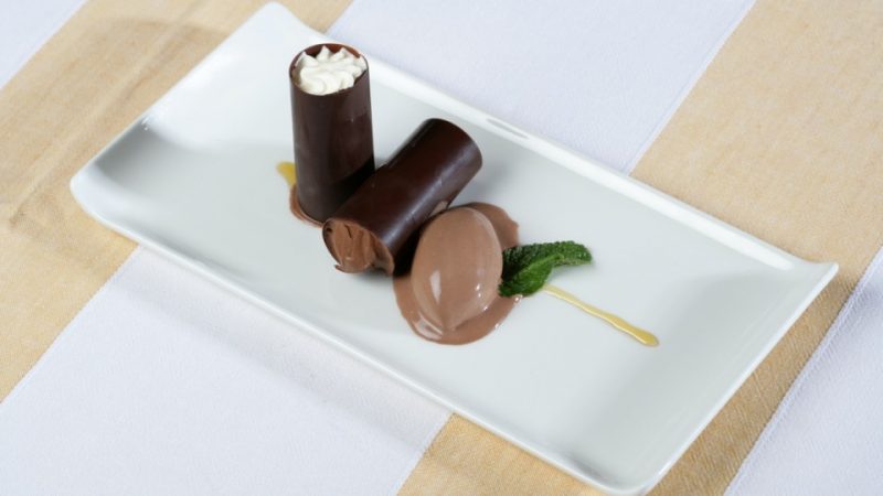 Canutillos de chocolate rellenos de crema