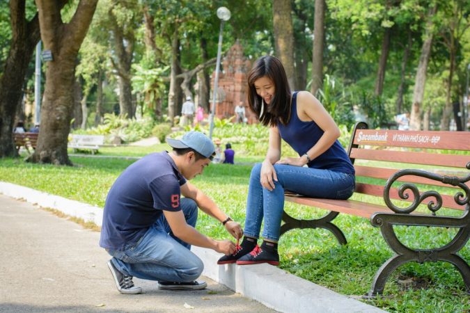 hombres y mujeres ayudandose