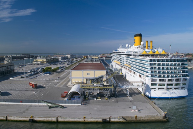 Puerto con crucero atracado