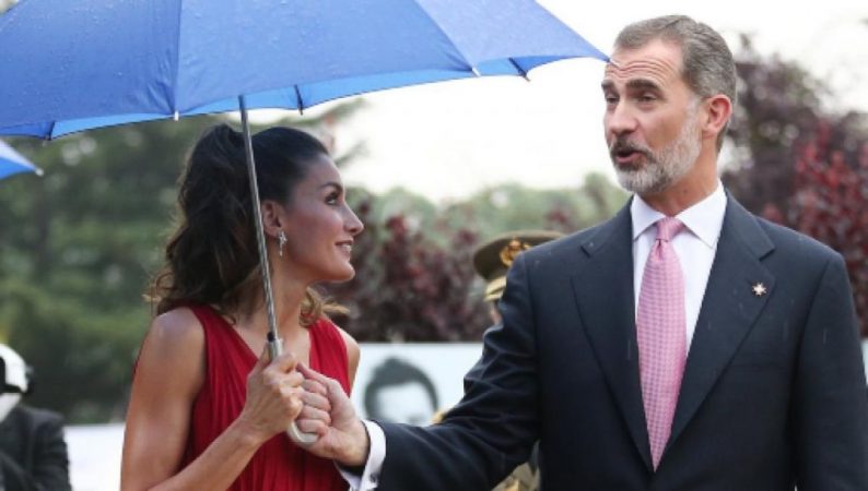 Letizia quita el praguas al rey